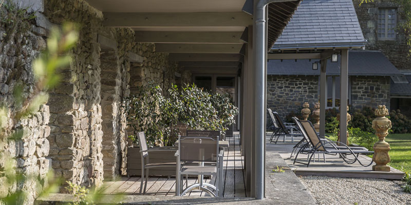 Terrasses des chambres confort piscine